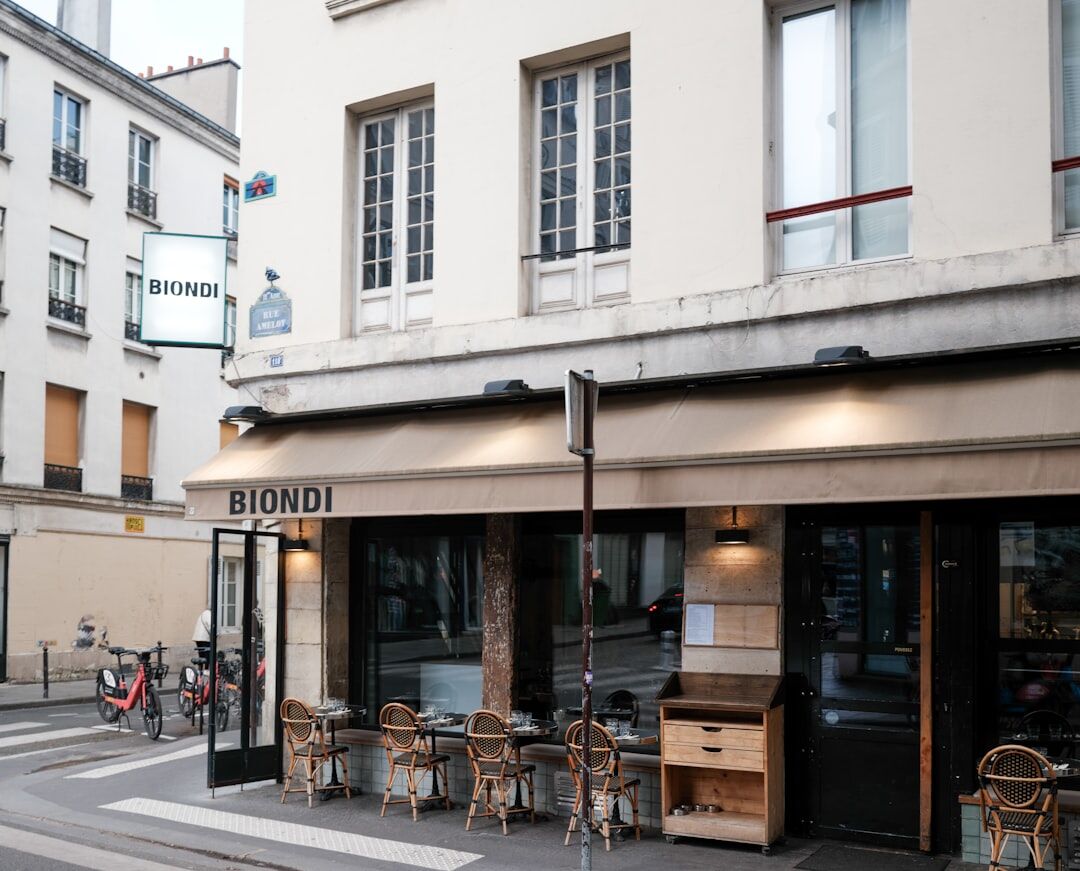 secret meeting in paris cafe